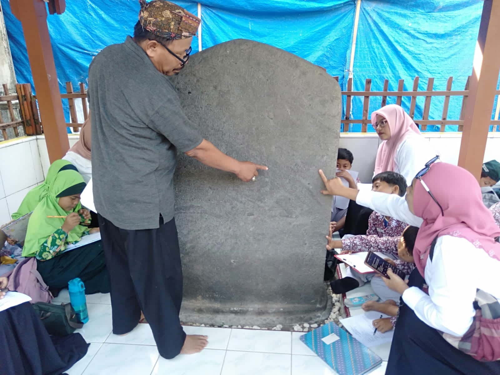 Siswa SDN Kepuhrejo 1 Kudu Mengenal Prasasti Gurit Secara Langsung