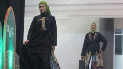 Fatayat NU Kediri Tampilkan Kreasi Fashion Show Batik di Pelantikan Ketua Baru