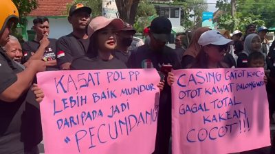 Demo PKL Warnai Halaman Kantor Pemkab Jombang, Tuntut Penertiban Adil