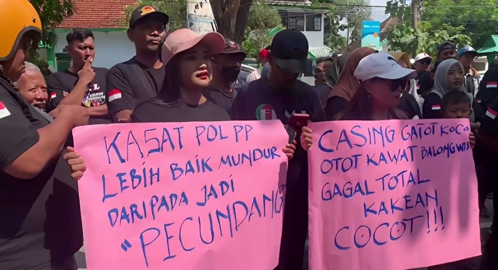 Demo PKL Warnai Halaman Kantor Pemkab Jombang, Tuntut Penertiban Adil