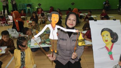 Rayakan Hari Kartini, Polwan Agesti Eka Kenalkan Nilai Emansipasi Lewat Wayang Karton