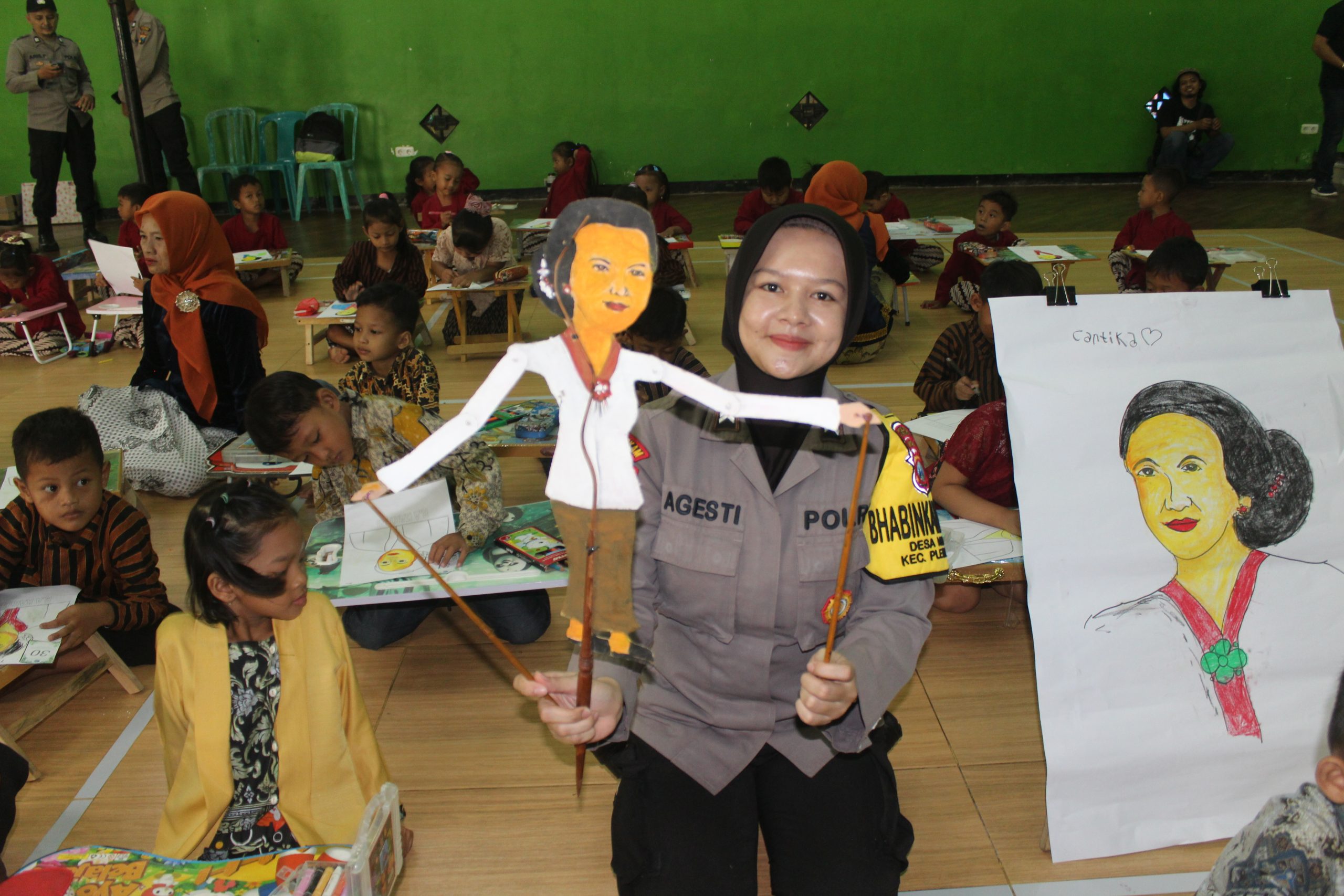 Rayakan Hari Kartini, Polwan Agesti Eka Kenalkan Nilai Emansipasi Lewat Wayang Karton