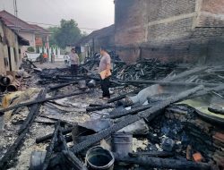 Gudang Kerupuk di Jombang Ludes Terbakar, Kerugian Capai Ratusan Juta Rupiah