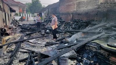 Gudang Kerupuk di Jombang Ludes Terbakar, Kerugian Capai Ratusan Juta Rupiah