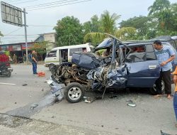 Toyota Kijang Tabrak Bus di Bandarkedungmulyo, Delapan Penumpang Terluka!