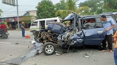 Toyota Kijang Tabrak Bus di Bandarkedungmulyo, Delapan Penumpang Terluka!