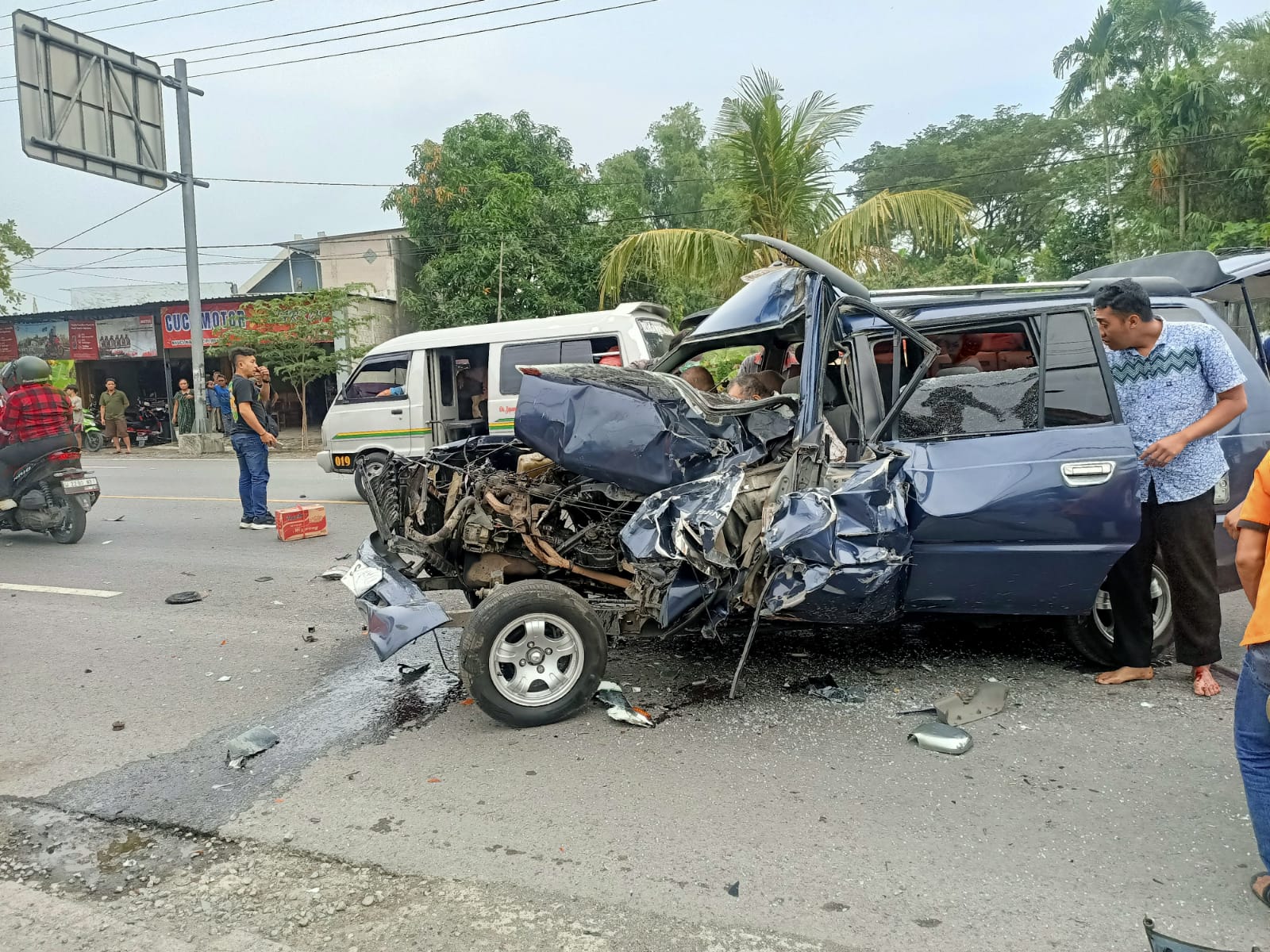 Toyota Kijang Tabrak Bus di Bandarkedungmulyo, Delapan Penumpang Terluka!