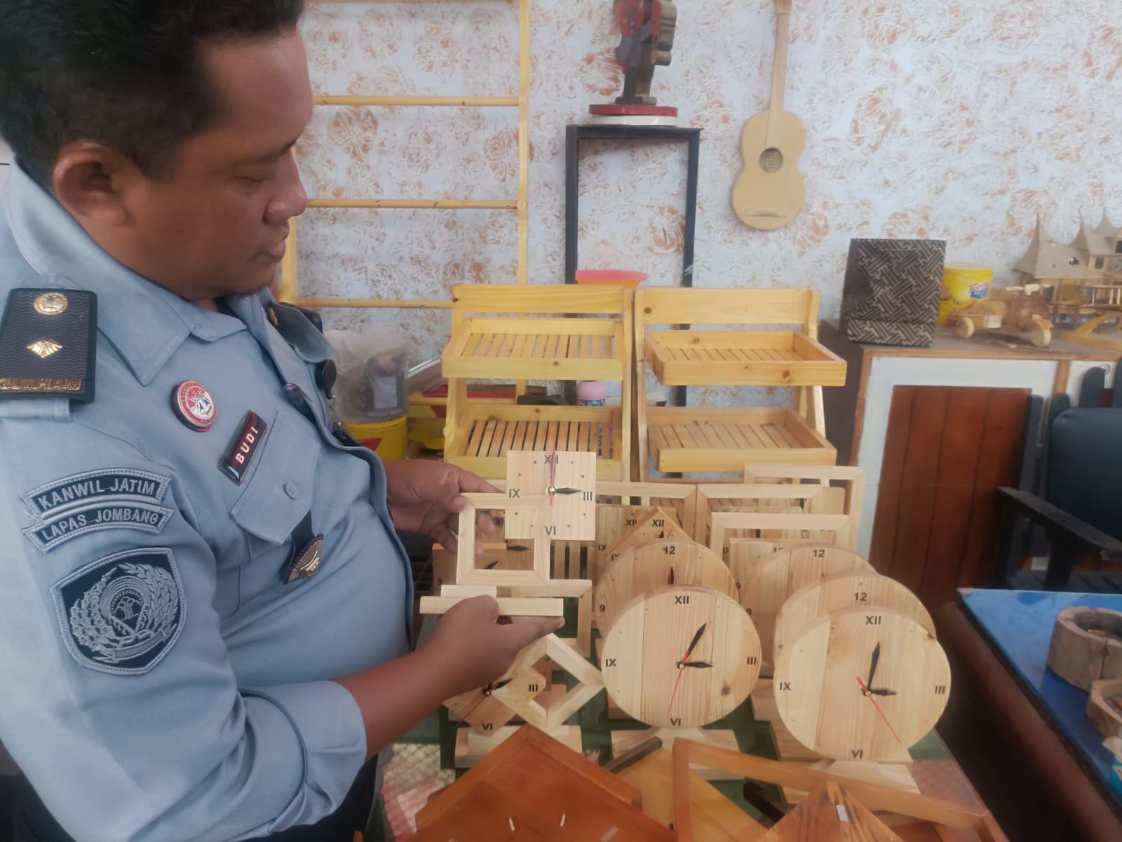 Tangan Terampil dari Lapas Jombang, Limbah Kayu Disulap Jadi Kerajinan Bernilai Jual