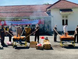 Kejari Kota Kediri Musnahkan Ribuan Pil Dobel L dan Barang Bukti Lain dari 43 Perkara Inkrah