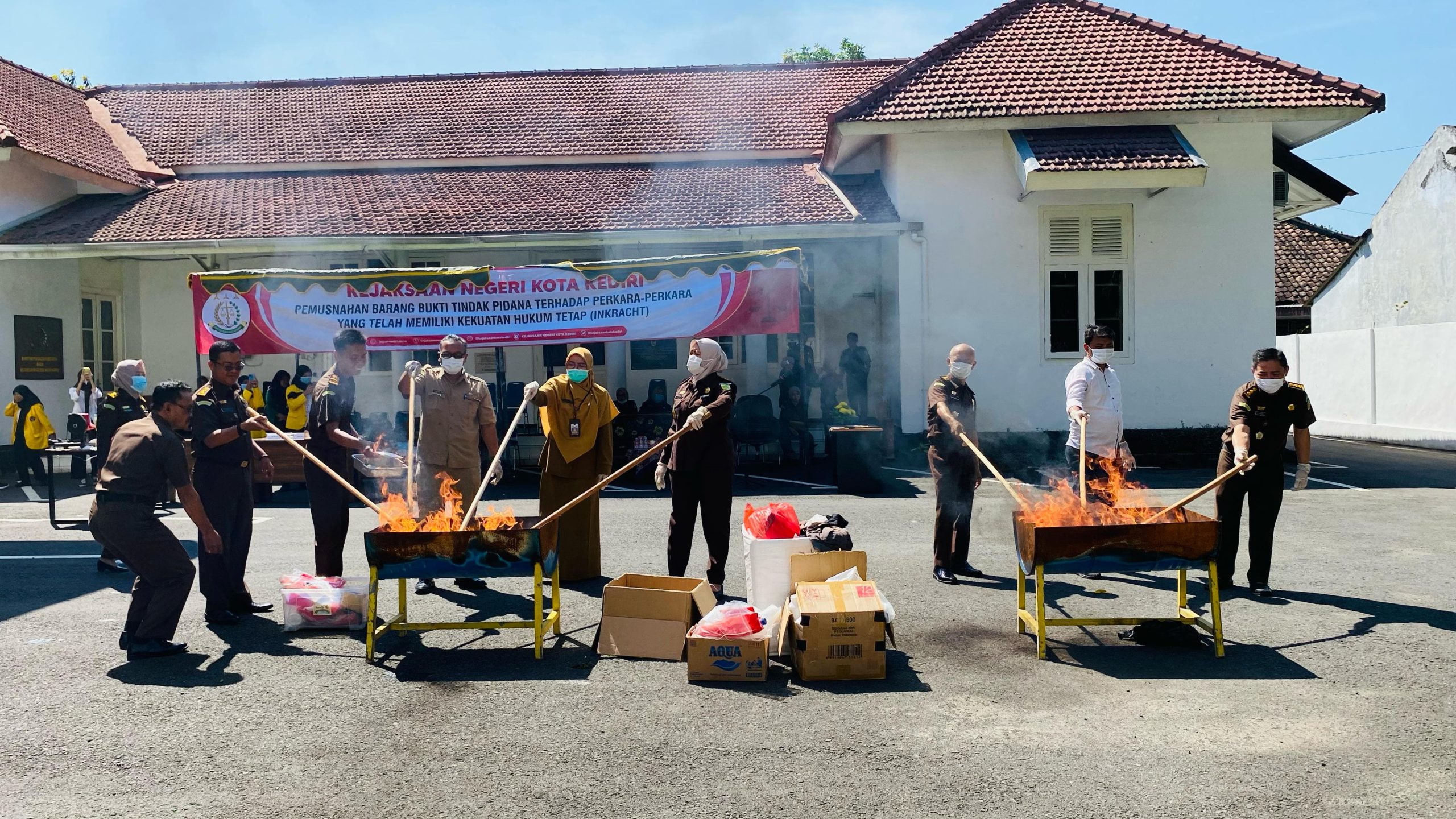 Kejari Kota Kediri Musnahkan Ribuan Pil Dobel L dan Barang Bukti Lain dari 43 Perkara Inkrah