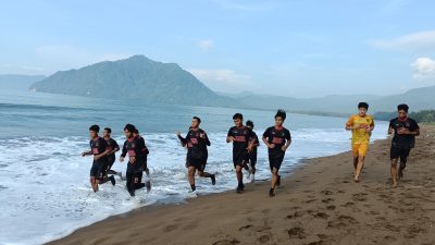 Sebanyak 28 Pemain Inter Kediri Digembleng Fisik di Pantai Prigi, Fokus Siapkan Diri Jelang Babak 64 Besar Liga 4