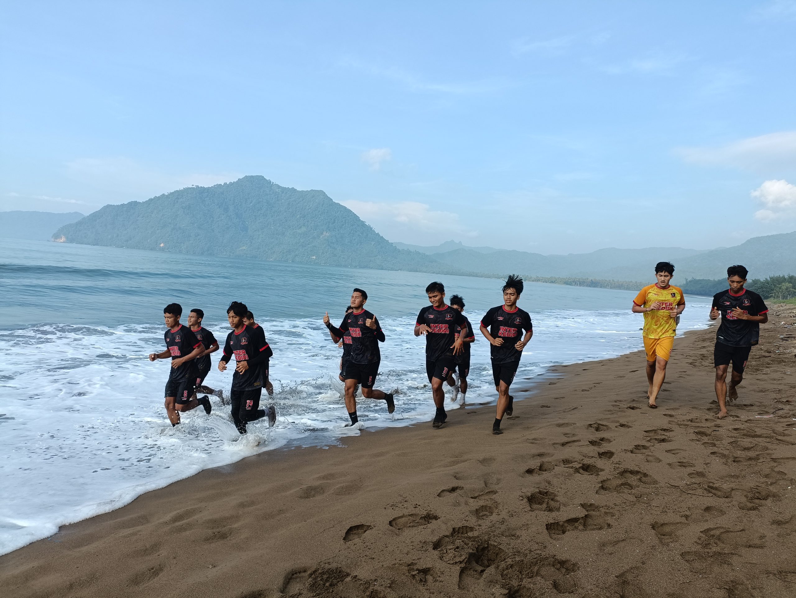 Sebanyak 28 Pemain Inter Kediri Digembleng Fisik di Pantai Prigi, Fokus Siapkan Diri Jelang Babak 64 Besar Liga 4
