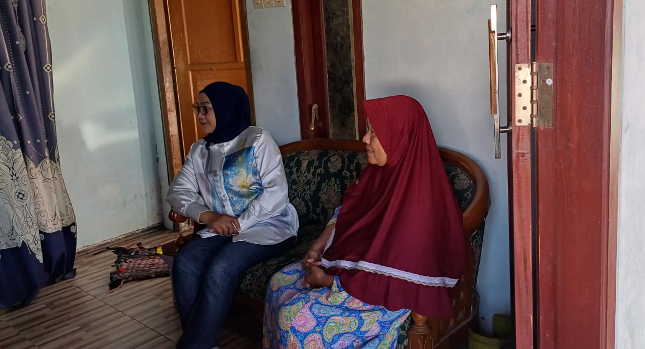 Bebas dari Tunggakan Rp 12,7 Juta, Masruroh Janda Penjual Gorengan Akhirnya Kembali Nikmati Listrik!