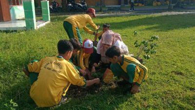 Siswa SDN Kepuhrejo 1 Gelar Aksi Tanam Pohon dalam Peringatan Hari Bumi