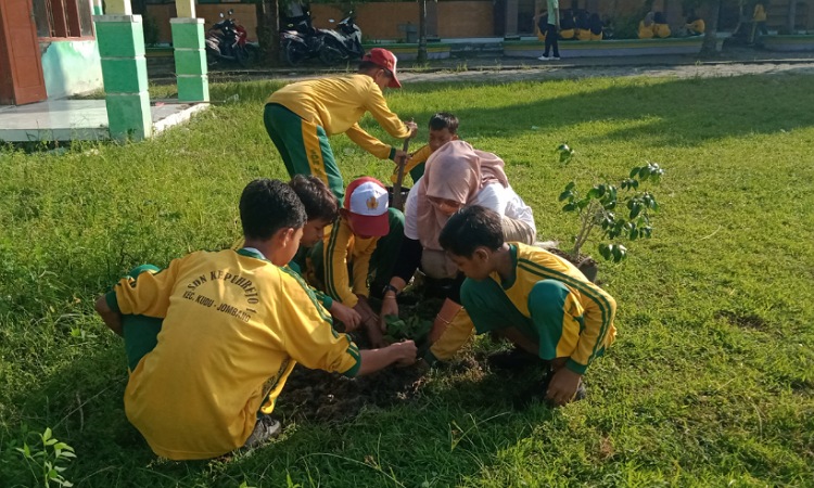 Siswa SDN Kepuhrejo 1 Gelar Aksi Tanam Pohon dalam Peringatan Hari Bumi
