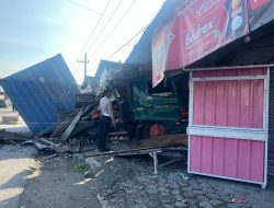 Diduga Sopir Mengantuk, Truk Kontainer Bermuatan Sagu Hantam Drainase dan Teras Toko di Pagu