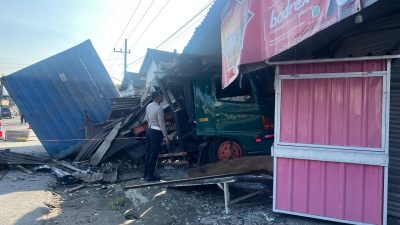 Diduga Sopir Mengantuk, Truk Kontainer Bermuatan Sagu Hantam Drainase dan Teras Toko di Pagu