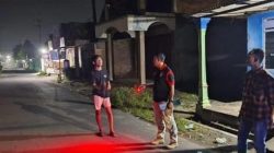 Polisi saat melakukan olah TKP dugaan penganiayaan oleh oknum kades di pertigaan Dusun Gondang Desa Tanjung Kecamatan Kertosono Kabupaten Nganjuk. (istimewa)