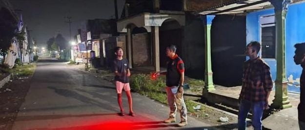 Polisi saat melakukan olah TKP dugaan penganiayaan oleh oknum kades di pertigaan Dusun Gondang Desa Tanjung Kecamatan Kertosono Kabupaten Nganjuk. (istimewa)