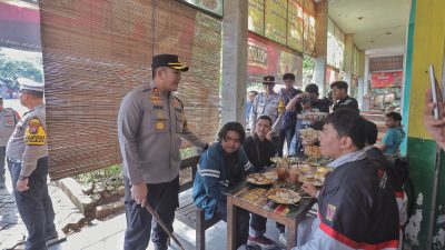 Kapolres Blitar Bersama PJU Polres Blitar Sambangi Pemudik, Pastikan Arus Mudik Lancar