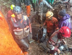 Longsor di Jalur Pacet-Cangar, Satu Korban Meninggal, Dua Kendaraan Tertimbun
