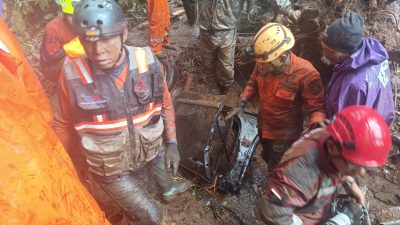 Longsor di Jalur Pacet-Cangar, Satu Korban Meninggal, Dua Kendaraan Tertimbun
