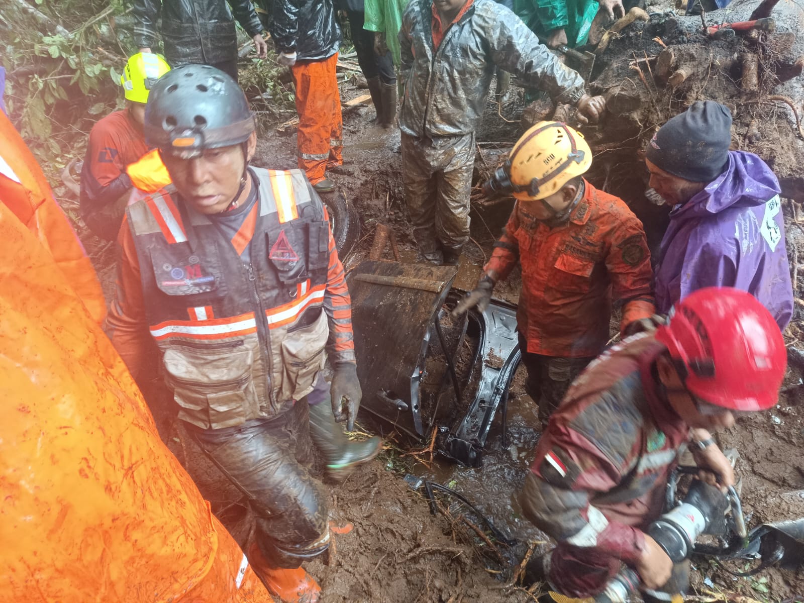 Longsor di Jalur Pacet-Cangar, Satu Korban Meninggal, Dua Kendaraan Tertimbun