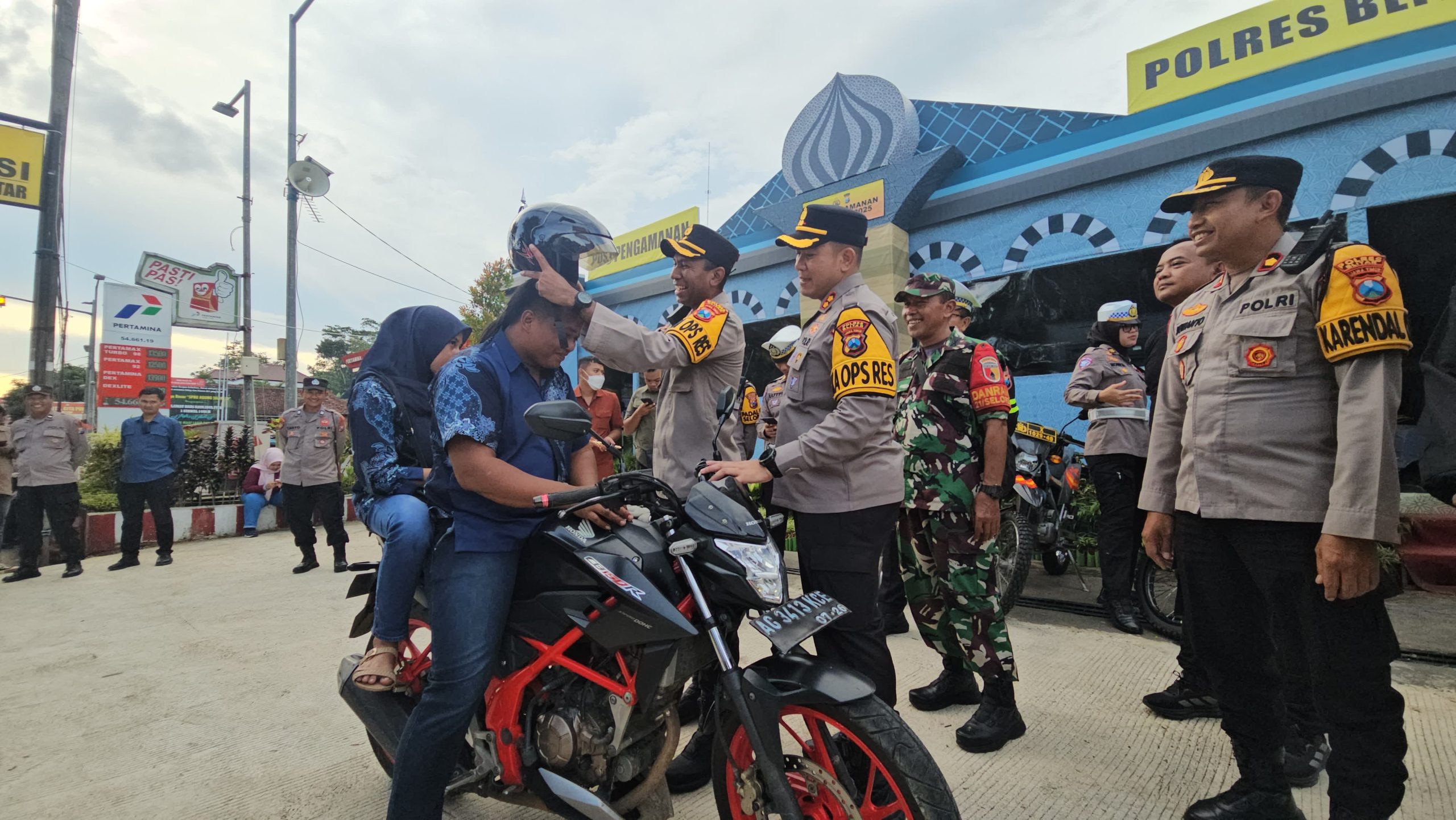 Polres Blitar Bagikan Helm Gratis untuk Pemudik Guna Dukung Keselamatan Arus Balik