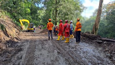 Jalur Cangar – Pacet Pasca Longsor Maut Belum Dibuka, Gubernur Jatim Instruksikan Pemasangan EWS