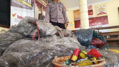 Polsek Sampung Amankan Lima Balon Udara, Satu Masih Tergantung Petasan Aktif