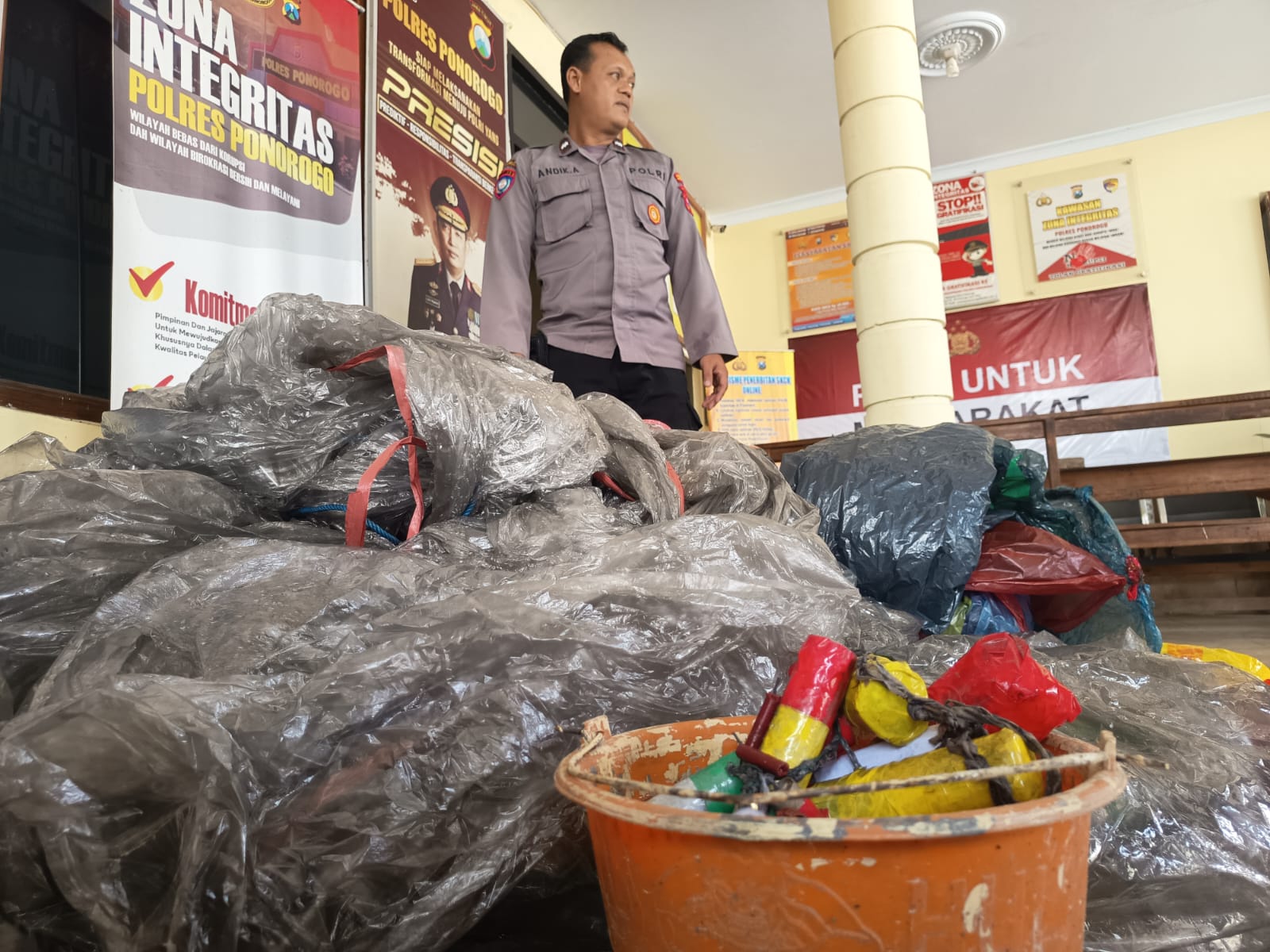 Polsek Sampung Amankan Lima Balon Udara, Satu Masih Tergantung Petasan Aktif