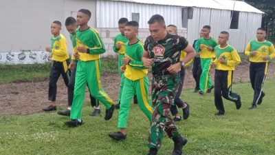 Koramil Wates Bina Siswa SMP untuk Tumbuhkan Disiplin dan Rasa Hormat