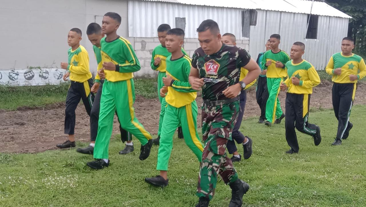 Koramil Wates Bina Siswa SMP untuk Tumbuhkan Disiplin dan Rasa Hormat