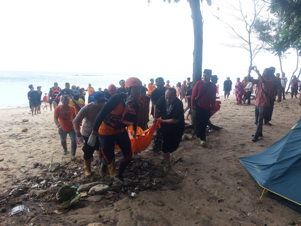 Tragedi Tiga Santri Terseret Ombak di Balekambang, Ditemukan Meninggal Dunia