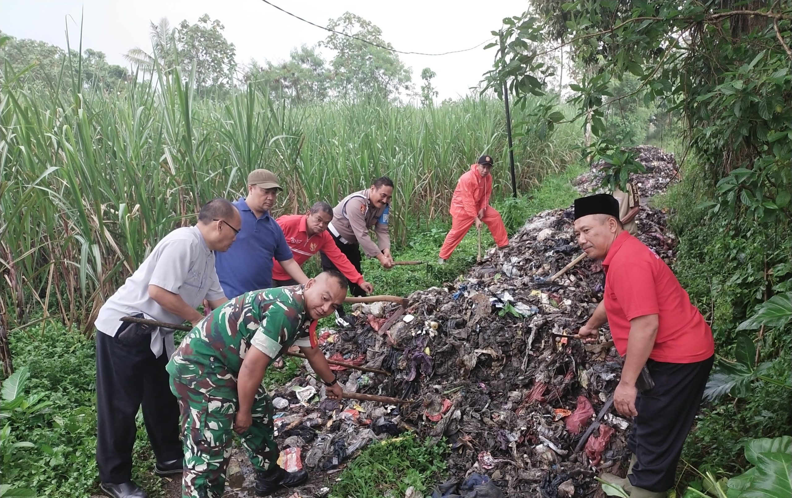 Polres Malang Usut Pembuangan Sampah Ilegal yang Menutup Akses Makam di Singosari
