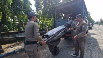 Tertibkan PKL Bandel, Satpol PP Ponorogo Sita Gerobak dan Tenda yang Ditinggal di Trotoar