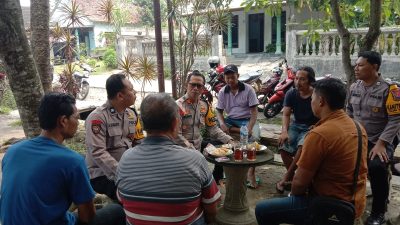 Lewat Cangkrukan, Kapolsek Ngadiluwih Ajak Warga Jaga Kamtibmas