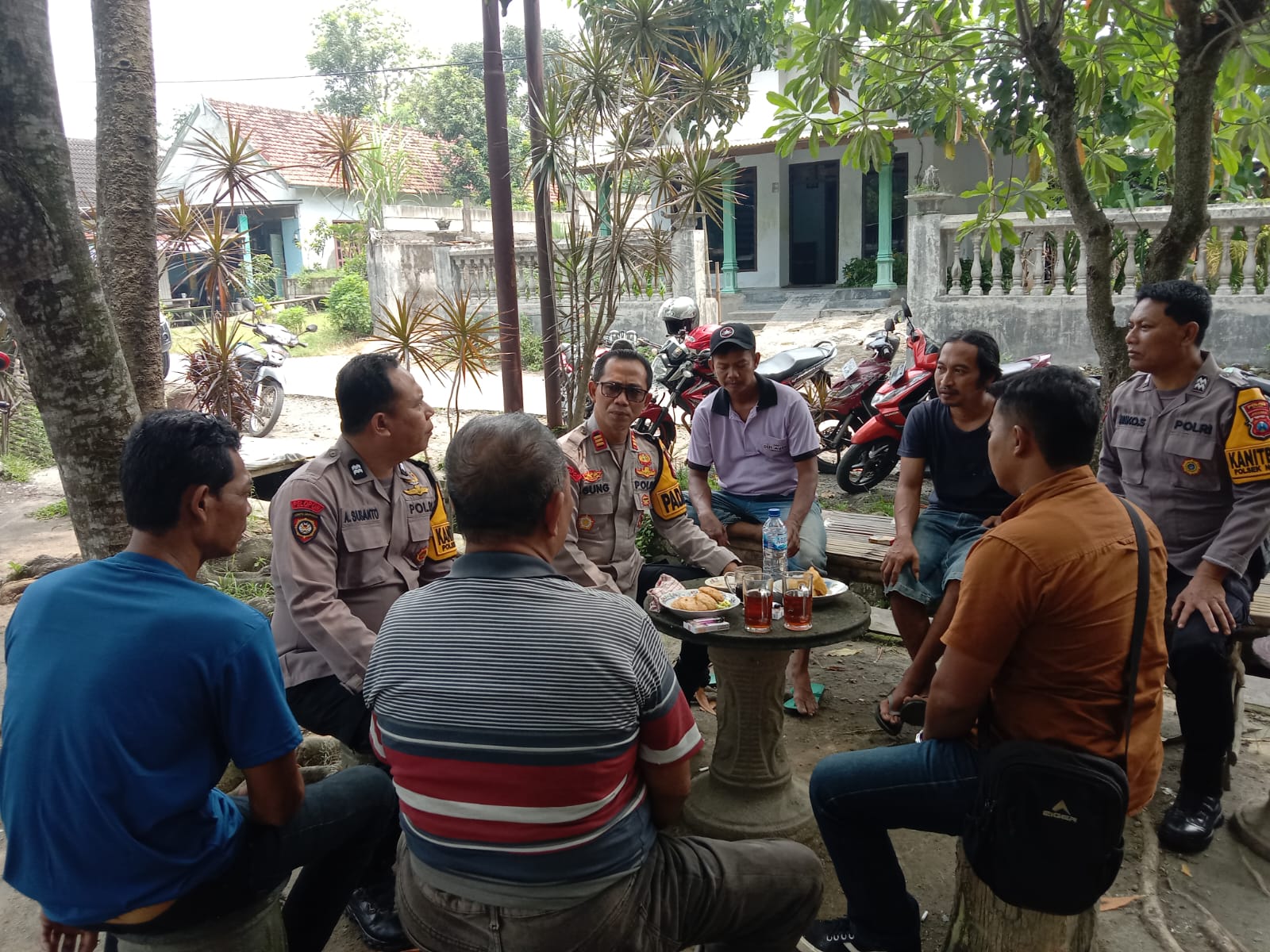 Lewat Cangkrukan, Kapolsek Ngadiluwih Ajak Warga Jaga Kamtibmas