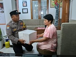 Momentum Hari Kartini, Polsek Pujon Bagikan Sembako ke Penyandang Disabilitas