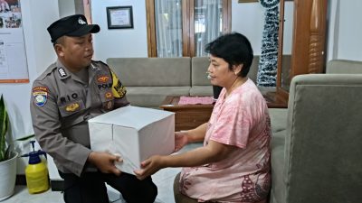 Momentum Hari Kartini, Polsek Pujon Bagikan Sembako ke Penyandang Disabilitas