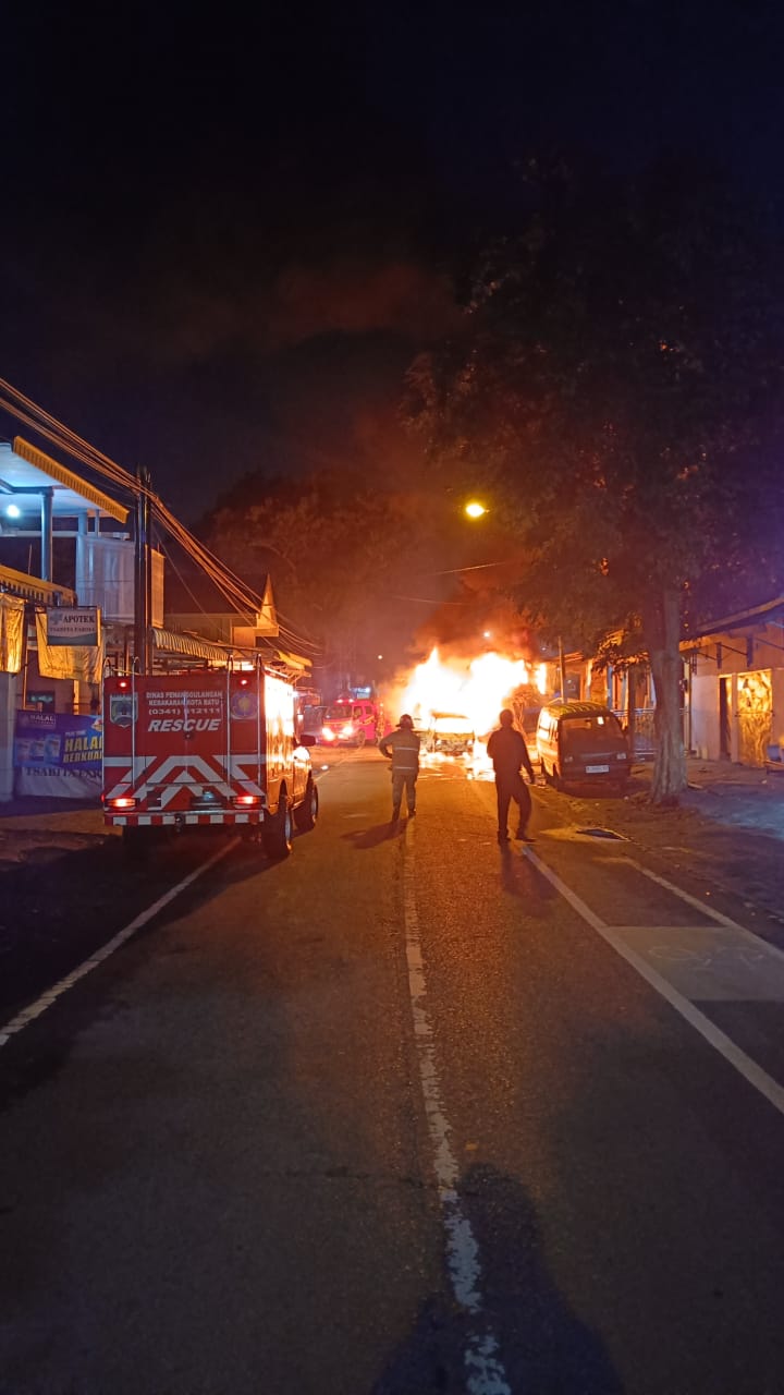 mikrolet modif ludes terbakar di Jalan Agus Salim Kota Batu (Arief