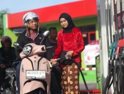 Rayakan Hari Kartini, Petugas SPBU Jimbun Kandat Tampil Berkebaya Sambil Layani Konsumen