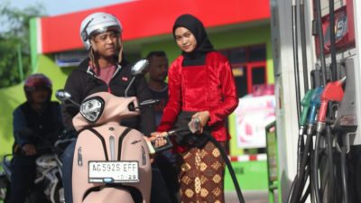 Rayakan Hari Kartini, Petugas SPBU Jimbun Kandat Tampil Berkebaya Sambil Layani Konsumen