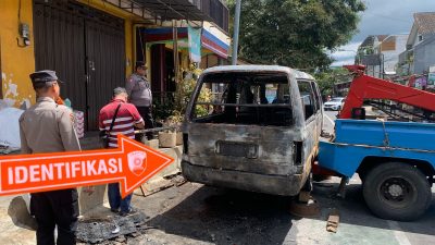 Polisi Selidiki Mobil Mikrolet Modifikasi yang Terbakar di Kota Batu
