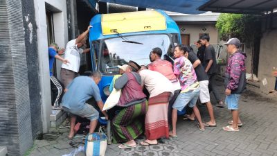 Dongkrak Tergelincir! Warga Pandanrejo Tewas Saat Perbaiki Mobil Tayo