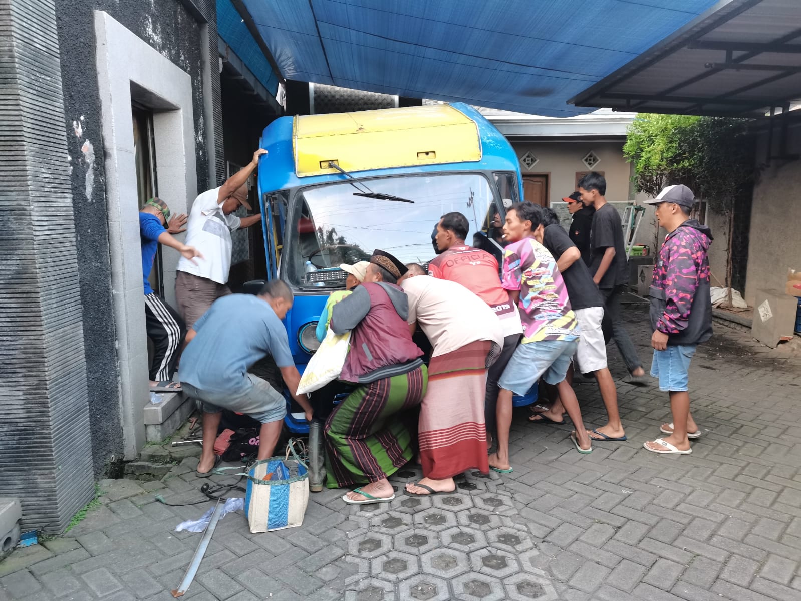 Dongkrak Tergelincir! Warga Pandanrejo Tewas Saat Perbaiki Mobil Tayo