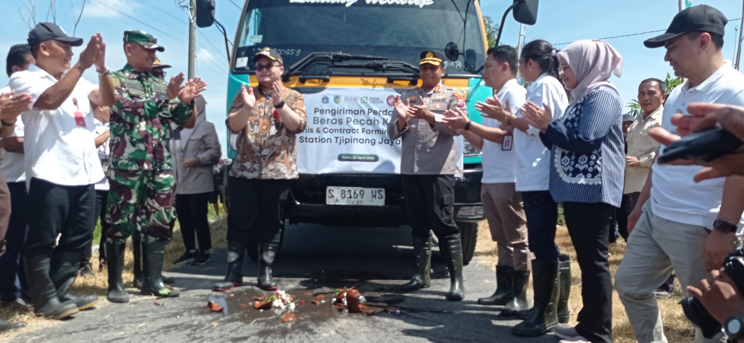 Bupati Dhito Bersama Kapolres Kediri Tanam, Panen, dan Kirim Padi ke Jakarta