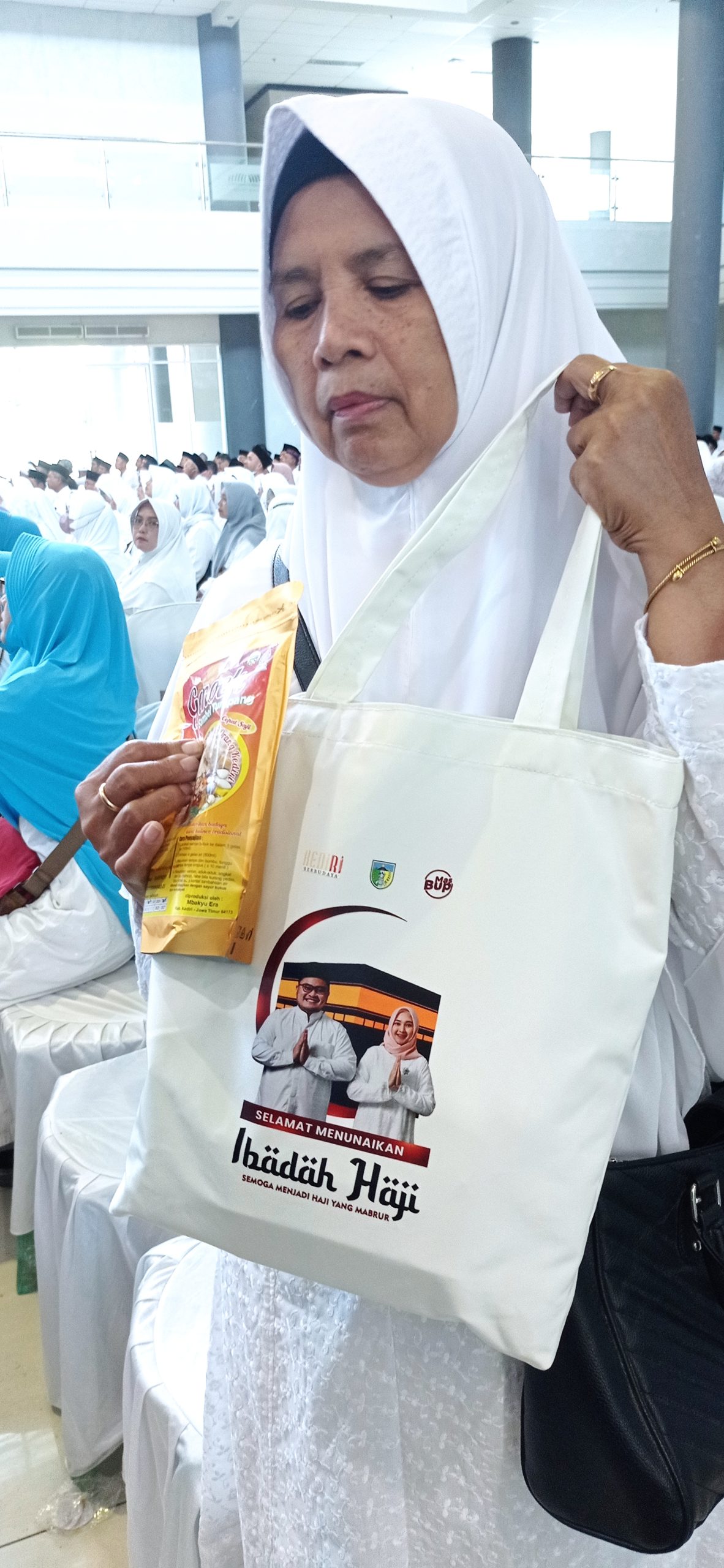 Bekal Rasa Rumah, Pemkab Kediri Bagi Sambel Pecel dan Tumpang untuk Jamaah Haji