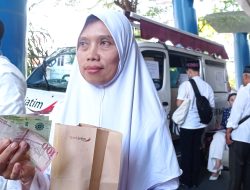 Jelang Berangkat Haji, Jamaah Kediri Ramai-Ramai Tukar Rupiah ke Riyal