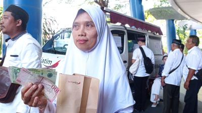 Jelang Berangkat Haji, Jamaah Kediri Ramai-Ramai Tukar Rupiah ke Riyal